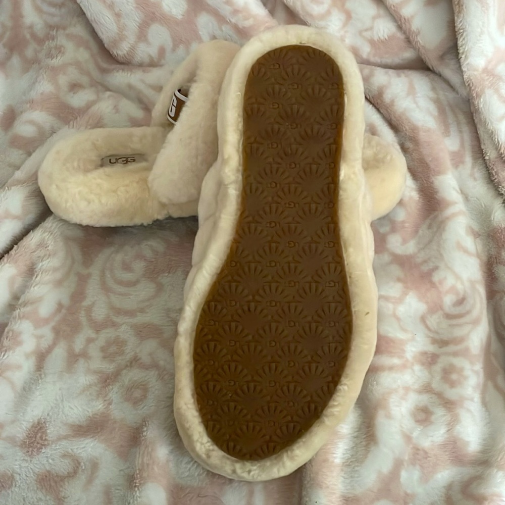 UGG Fluff Yeah slides. Tan, brown and white size 5. - Picture 5 of 5